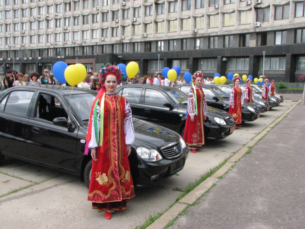 инвалиды получили ключи от автомобилей