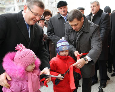 Вице-премьер-министр Украины Александр Вилкул вручили 33 семьям ключи от квартир