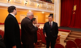 Виктор Янукович осмотрел реконструированный Сумской областной театр для детей и юношества