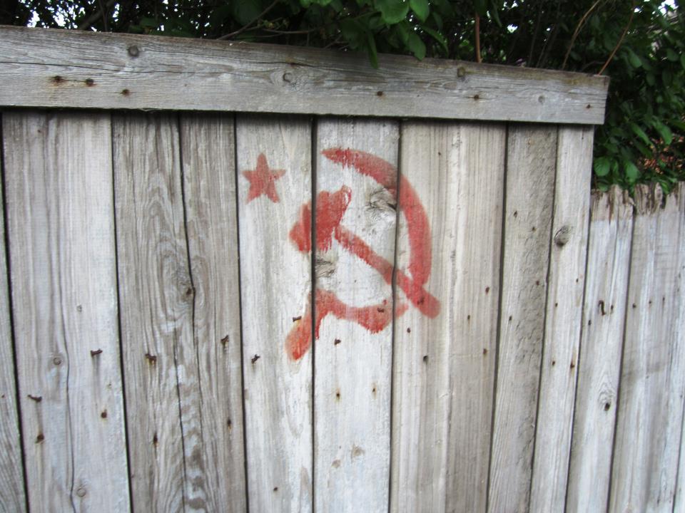 обрисовали улицу Чорновола коммунистичнской свастикой