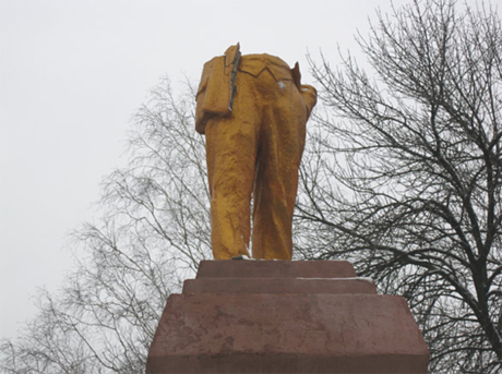 В Ахтырке нардеп разрушил памятник Ленину