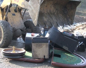 Сумские правоохранители бульдозером уничтожили инвентарь игорного клуба